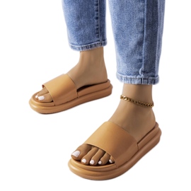 A márka barna platformszandálja Paquette