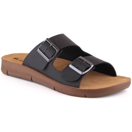 Kényelmes férfi papucs fekete csatokkal Inblu CM000028-014