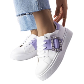 Lila Ike csattal díszített fehér tornacipő