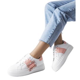 Rózsaszín Ike csattal díszített fehér tornacipő