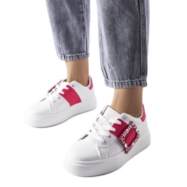 Rózsaszín Ike csattal díszített fehér tornacipő