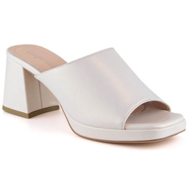 Papucs az oszlopon gumiszalaggal Sergio Leone W KL322 gyöngy ezüst