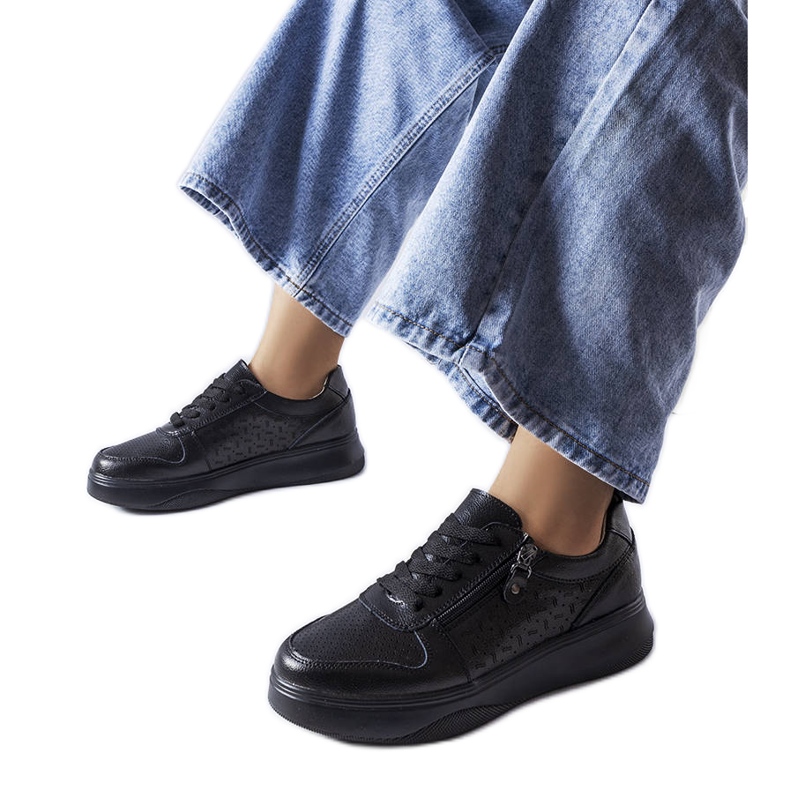 Fekete bőrcipő Jezzi cipzárral díszítve Fekete bőrcipő Jezzi cipzárral díszítve