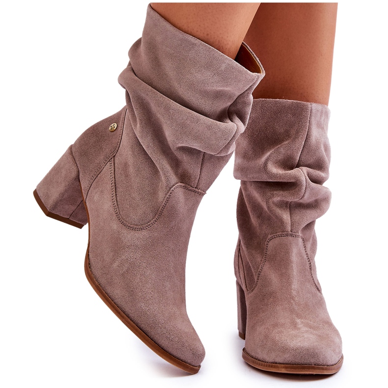 Maciejka Suede Slip-On Boots 06005-10 Sötétbézs Maciejka Suede Slip-On Boots 06005-10 Sötétbézs