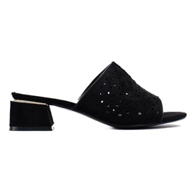 Fekete színű, áttört női papucs alacsony sarokkal