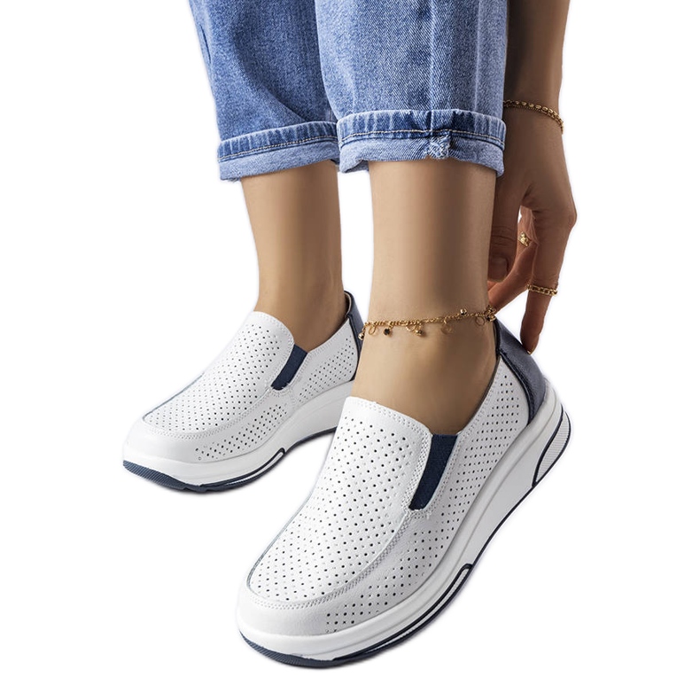 Fehér áttört bőr cipő Aiglentina márkától