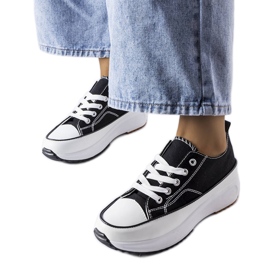 Fekete sportcipők a McKeylor platformon