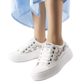 Fehér áttört tornacipő a Lee Cooper LCW-23-44-1617 cégtől