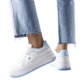 Fehér és kék tornacipők a Lepage platformon Fehér és kék tornacipők a Lepage platformon