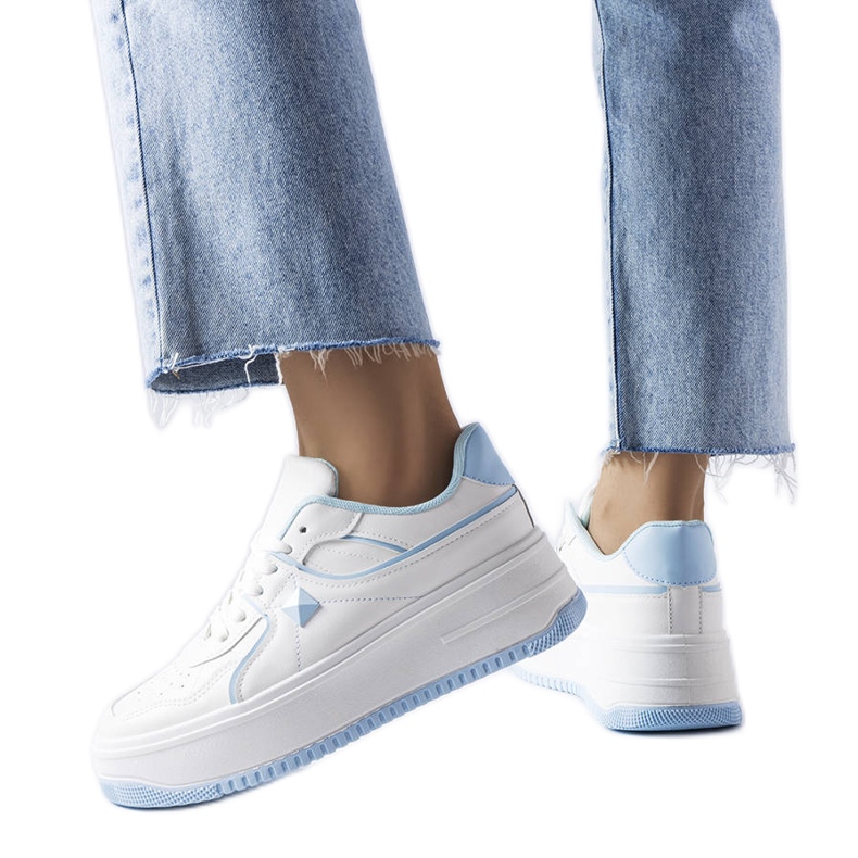 Fehér és kék tornacipők a Lepage platformon