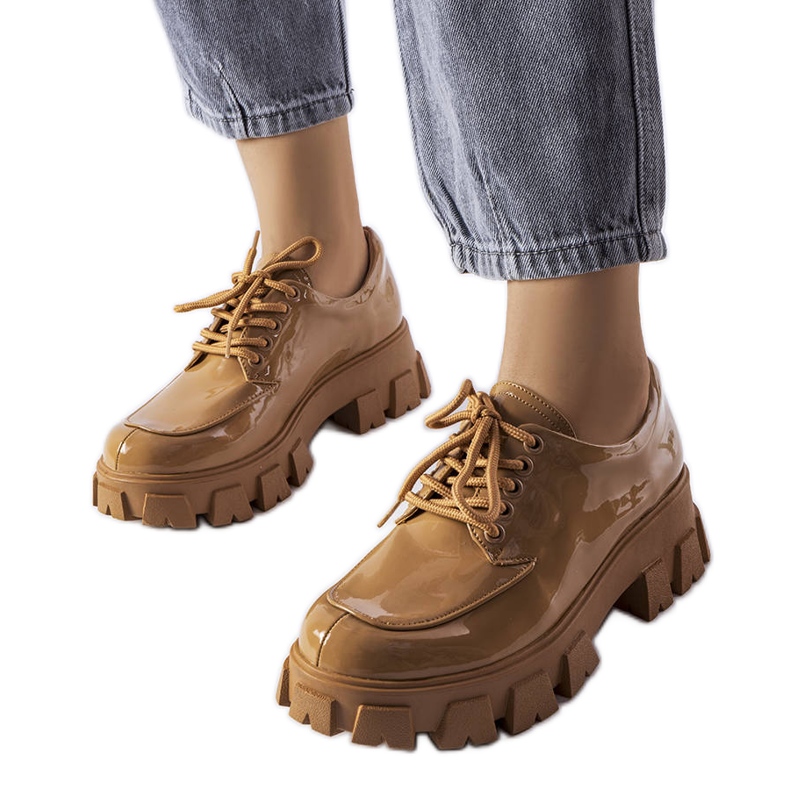 Barna lakkbőr cipő a Beccadelli cégtől