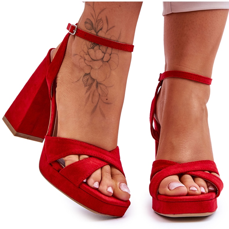 Piros, erőteljes velúr négyszögletes sarkú szandál