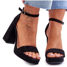 Divatos velúr szandál szögletes sarokkal, fekete merila Divatos velúr szandál szögletes sarokkal, fekete merila