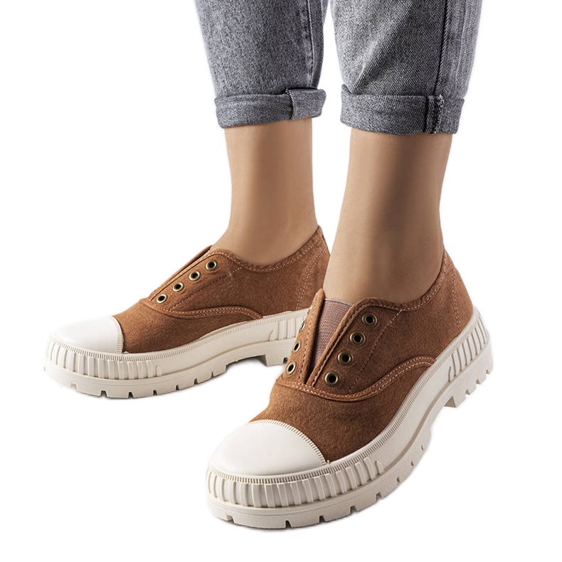 Barna tornacipő a Waltontól