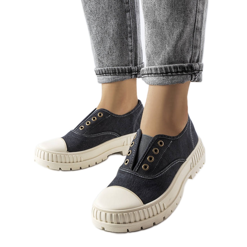 Fekete tornacipő a Waltontól