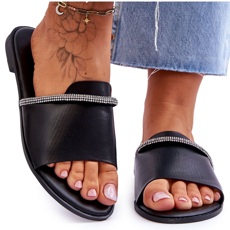 Elegáns lapos sarkú fekete termen