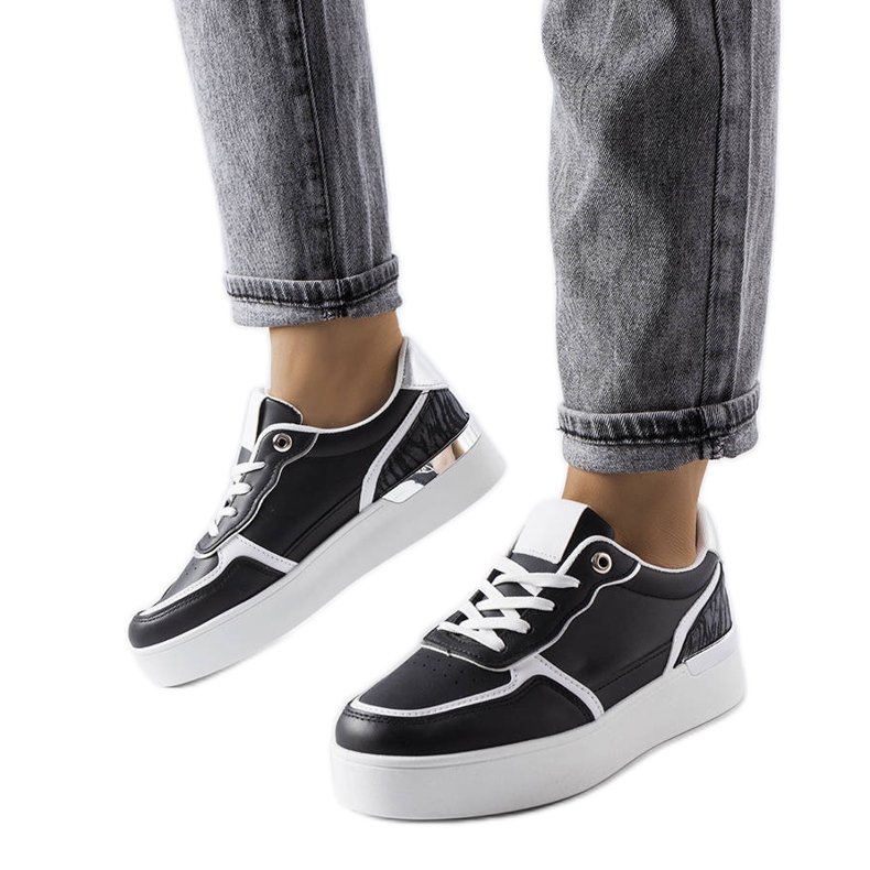 Fekete platform tornacipő a Tooele márkától