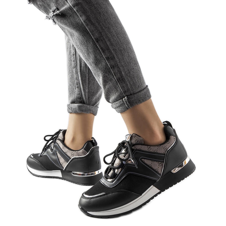 Fekete tornacipő arany elemekkel a Bedordtól