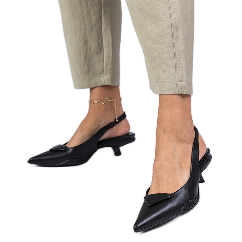 Fekete alacsony sarkú szandál a Gougeon márkától