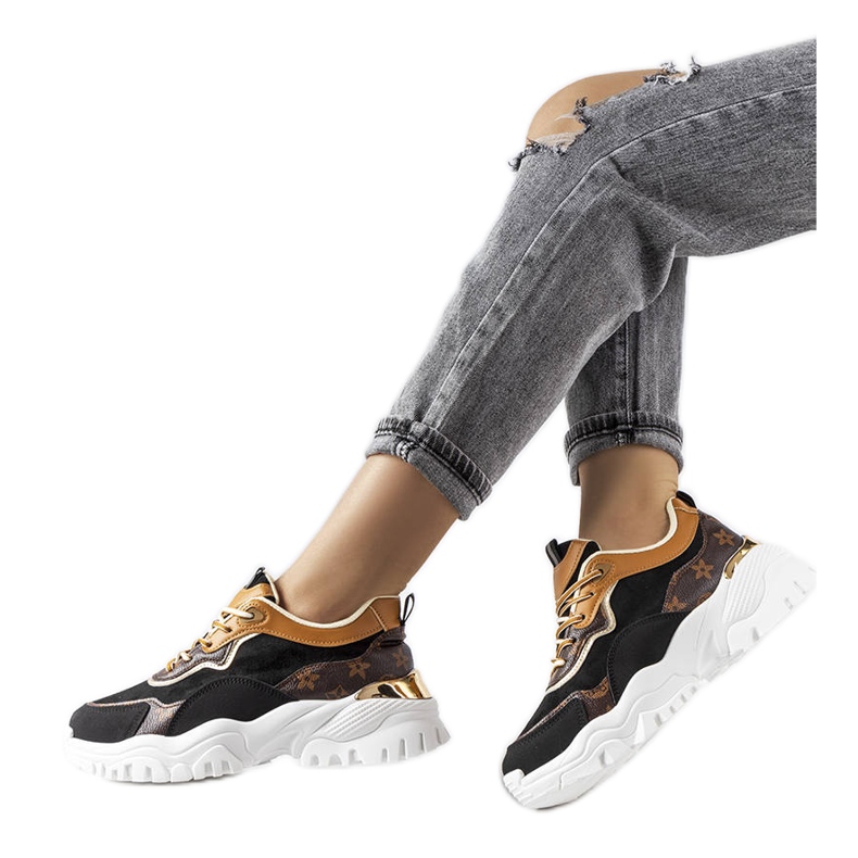 Alta fekete tornacipő szabálytalan talpon