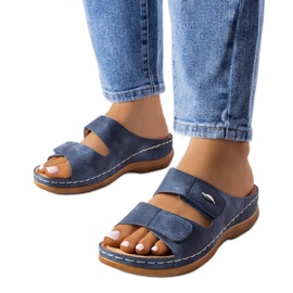 A Fréchette márka kék, alacsony ékszandálja A Fréchette márka kék, alacsony ékszandálja