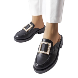 Fekete papucs beépített orrral a Columbustól