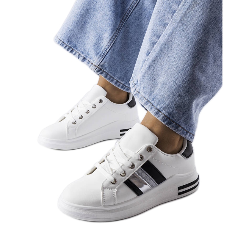 Fekete-fehér platform tornacipő a Sacatontól