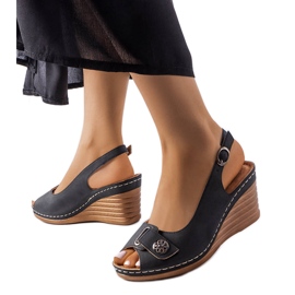 A márka fekete ékszandálja Sheridan