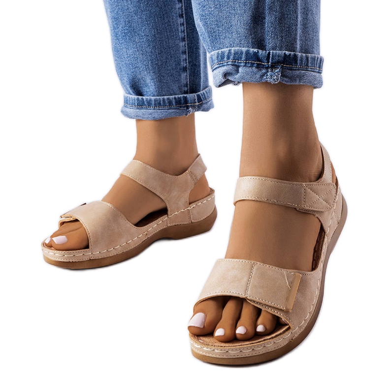 A márka bézs színű, alacsony szandálja Vallis