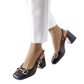 Fekete magassarkú szandál a Parrish márkától Fekete magassarkú szandál a Parrish márkától