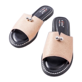 Rózsaszín fémes szandál gyöngyökkel a Frederitől Rózsaszín fémes szandál gyöngyökkel a Frederitől