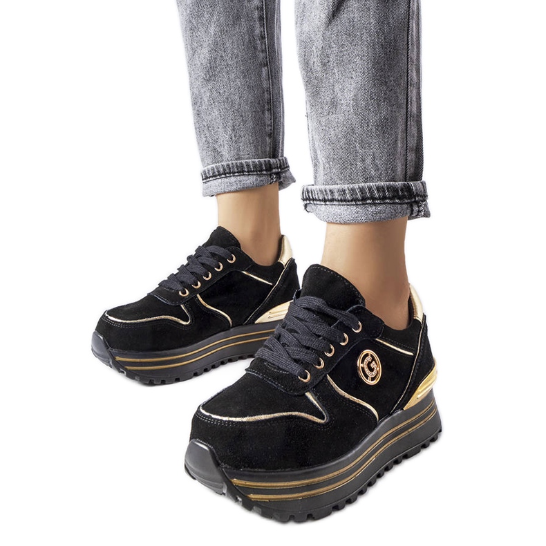 Fekete és arany platformos tornacipő a Therrientől