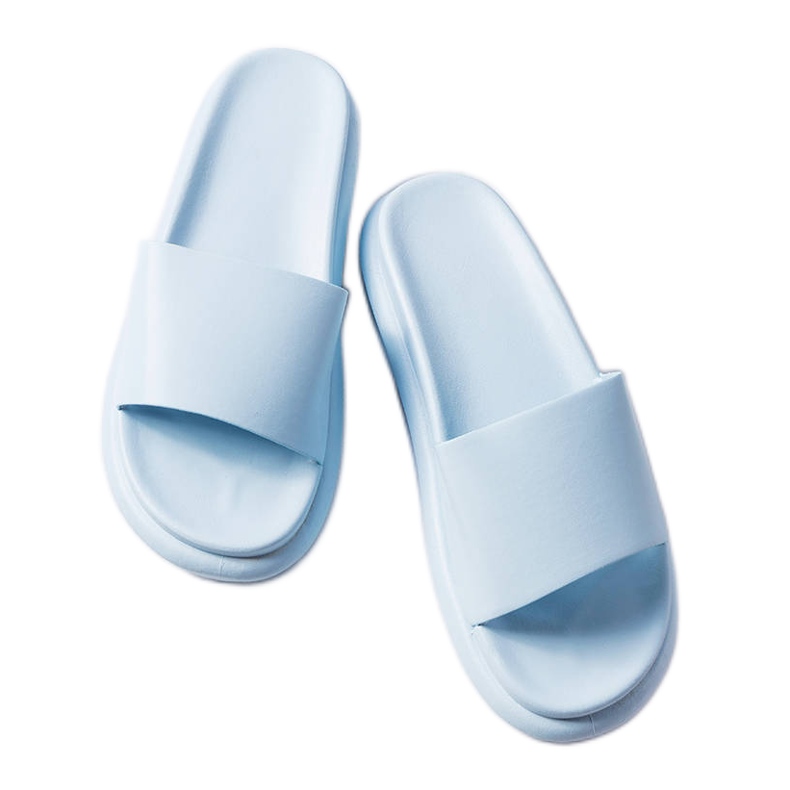 BM Pakett kék papucs az emelvényen