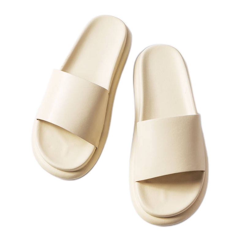 Az emelvényen bézs papucs