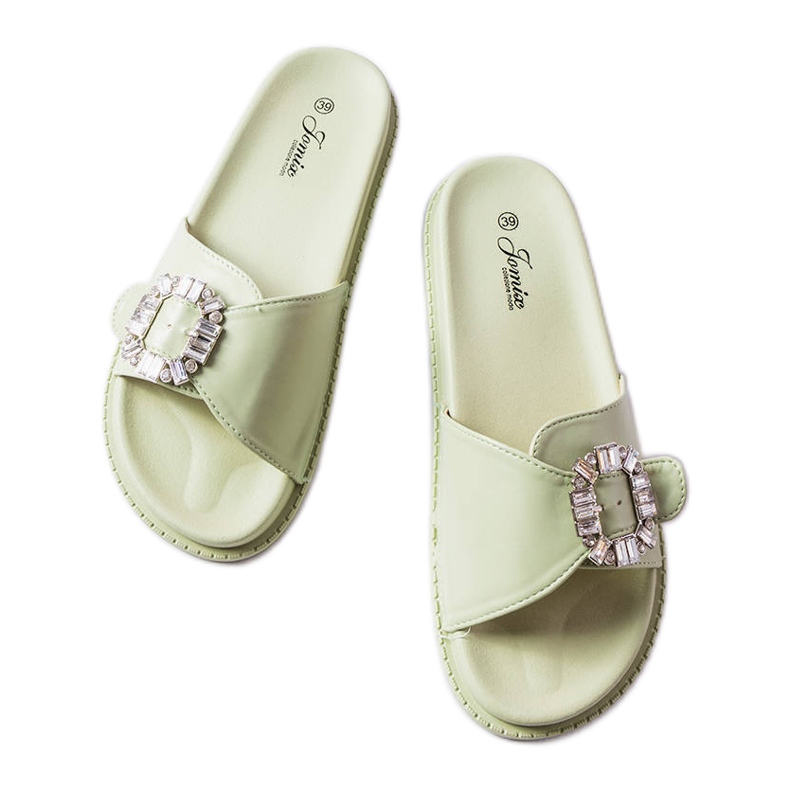 Griegsvei cirkonokkal díszített zöld csúszdák