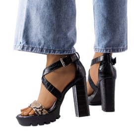 Barna kígyómintás szandál a Trépanier márkától Barna kígyómintás szandál a Trépanier márkától