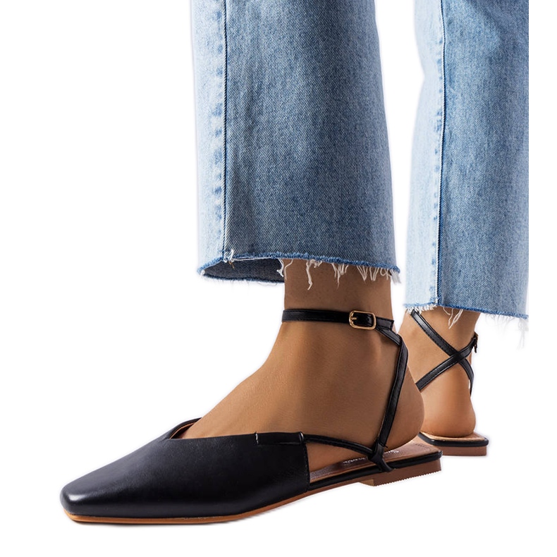 Fekete zárt orrú szandál