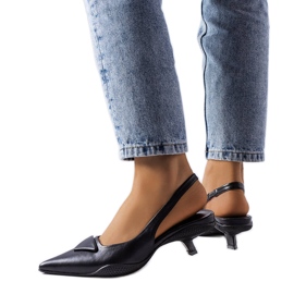 Fekete alacsony sarkú szandál a Labonté márkától