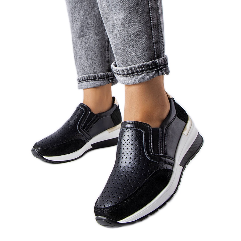 Fekete áttört ék alakú tornacipő a Vernon márkától