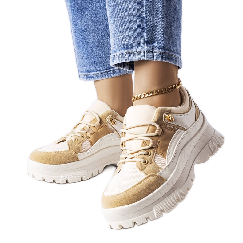 Barna alacsony talpú cipőn keresztül protektorral bézs