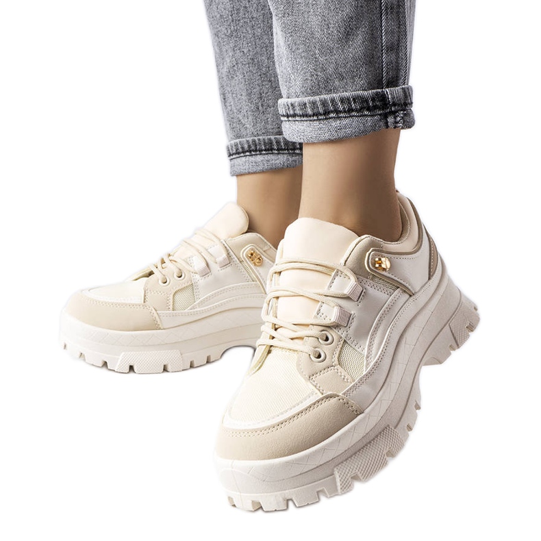 Bézs színű alacsony cipő protektorral a Via-tól