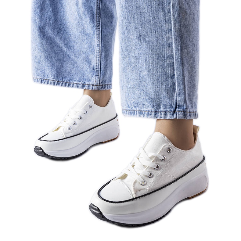 Fehér sportcipő a McKeylor platformon Fehér sportcipő a McKeylor platformon