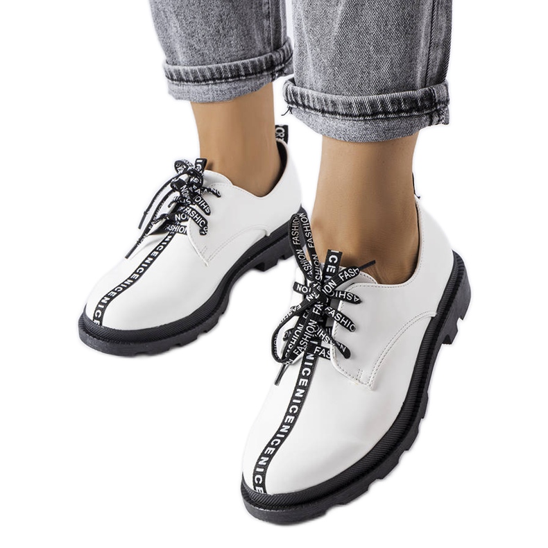 Fehér brogues kontraszttalppal a Hanifantól
