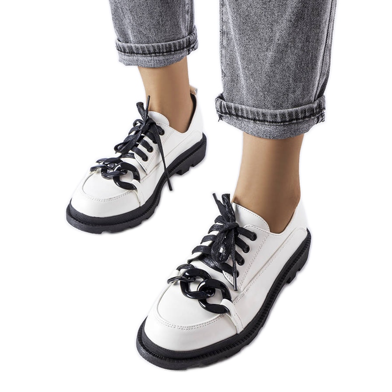 Fehér brogues lánccal az Allain-tól