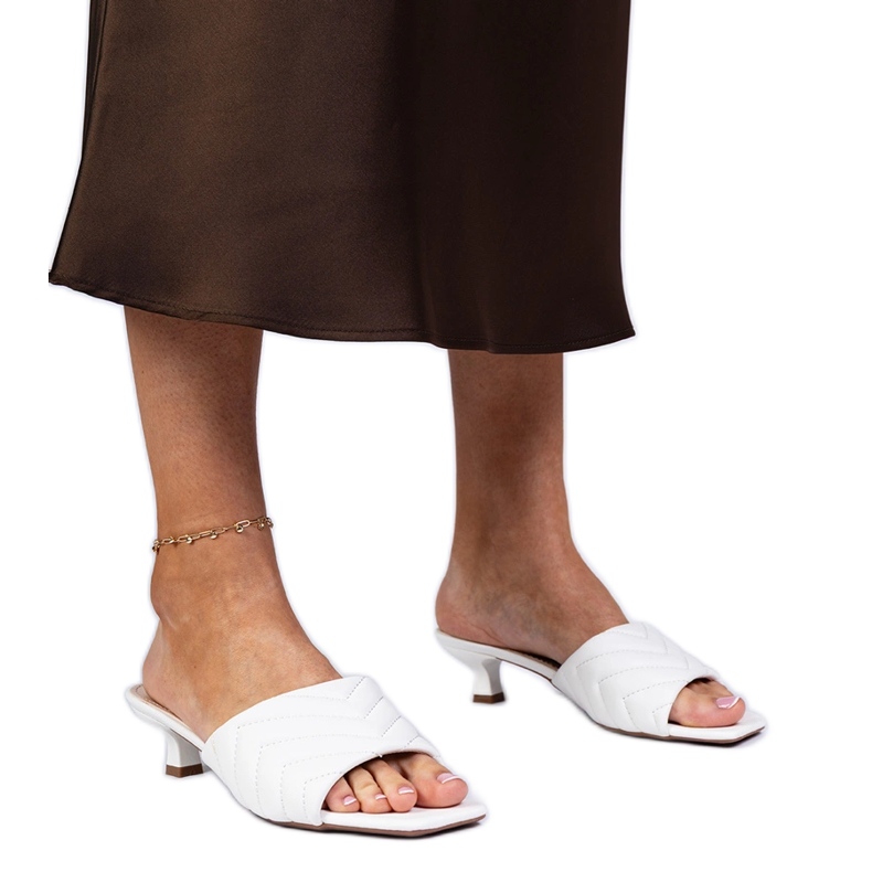 Fehér, alacsony sarkú papucs