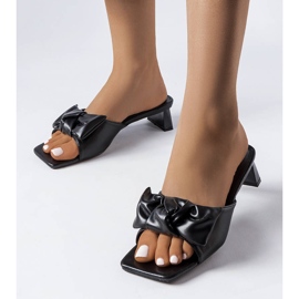 Fekete sarkú szandál tölgyfa masnival