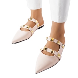 Bézs színű hegyes orrú szandál a Ruckman márkától