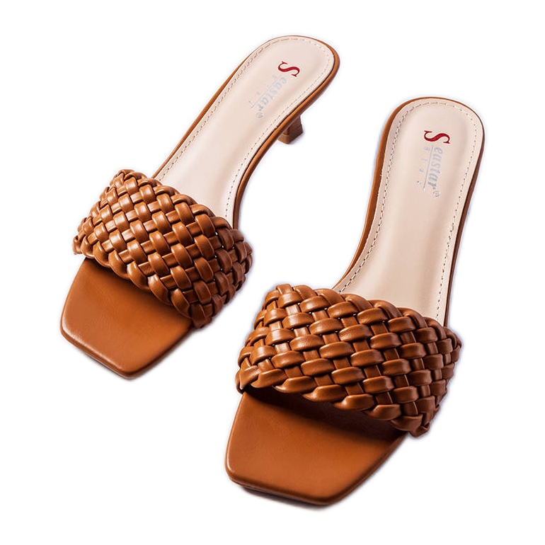 Barna alacsony sarkú szandál a márkatól