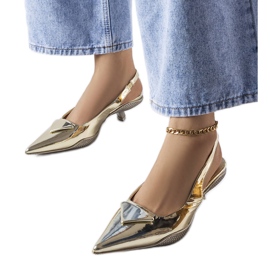 Arany alacsony sarkú szandál a Gougeon márkától aranysárga Arany alacsony sarkú szandál a Gougeon márkától aranysárga