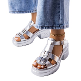 Ezüst blokk sarkú szandál a Sunset márkától